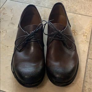 Men’s size 9 brown leather lace up shoes